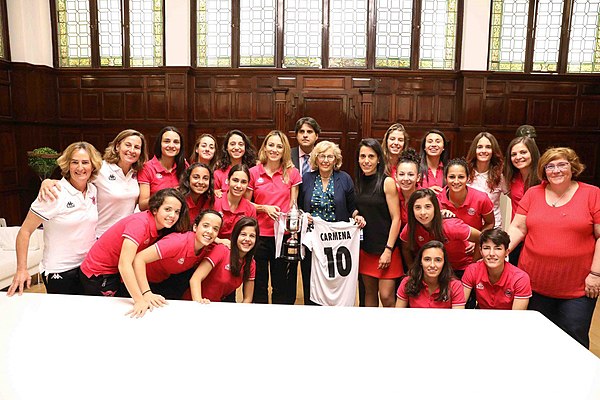 La alcaldesa apoya al equipo de futbol femenino Tacon que aspira a ascender a Primera 01